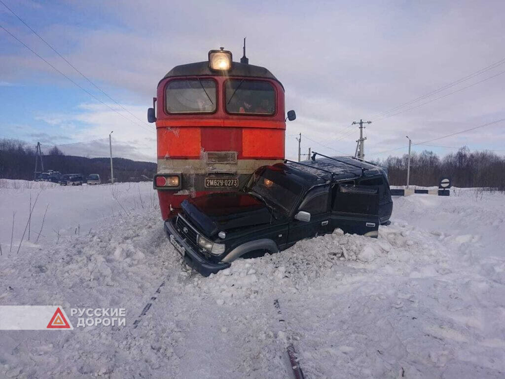 На Сахалине Тоyota Land Cruiser столкнулся с поездом