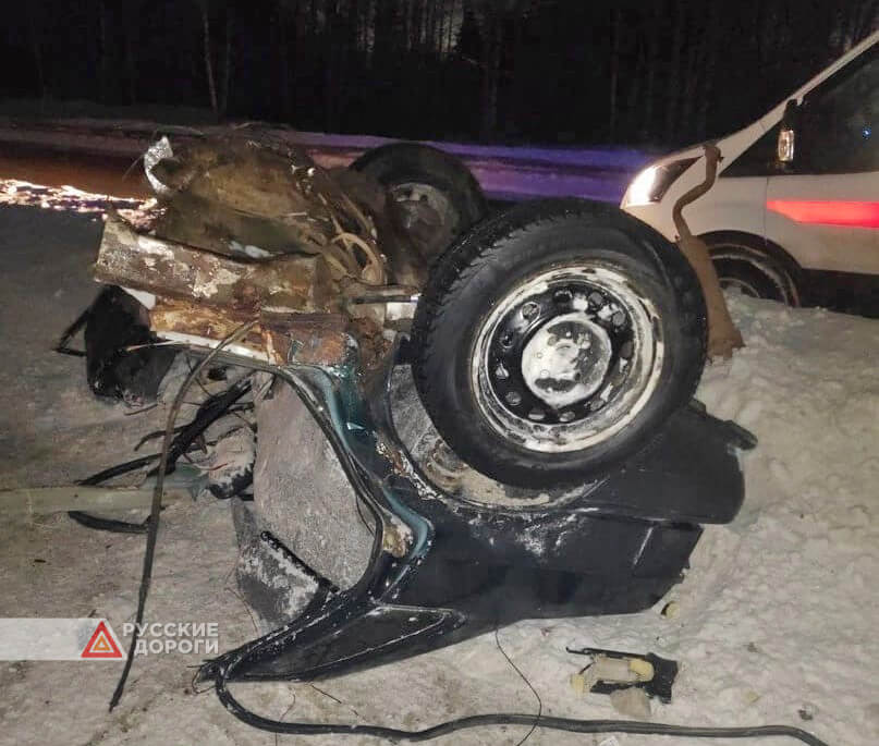 В Кировской области «Ладу» разорвало на части от столкновения с Volvo