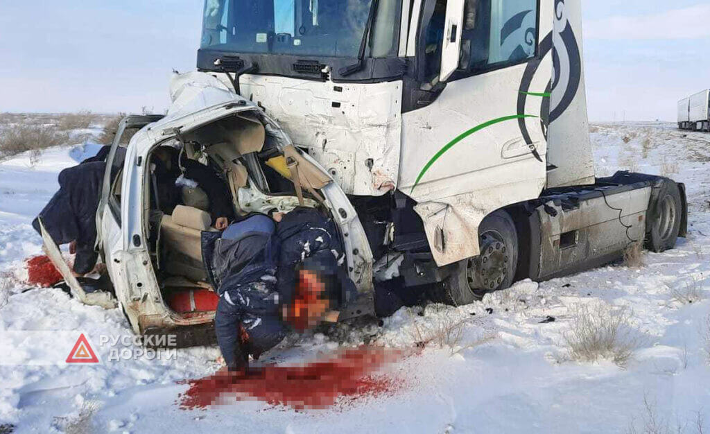 8 человек разбились на зимней трассе в Казахстане