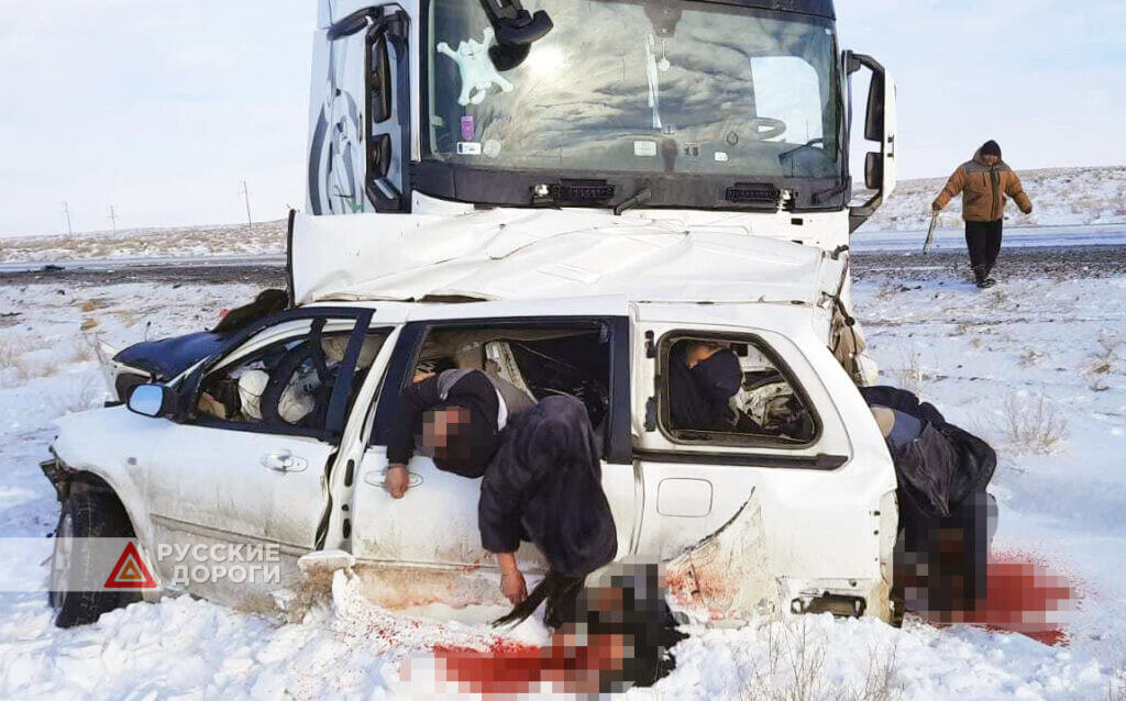 8 человек разбились на зимней трассе в Казахстане