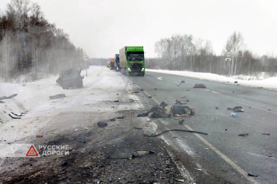 &#171;Ладу&#187; разорвало на части на трассе в Новосибирской области