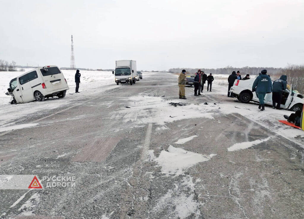 Nissan и Renault Logan лоб в лоб столкнулись в Новосибирской области
