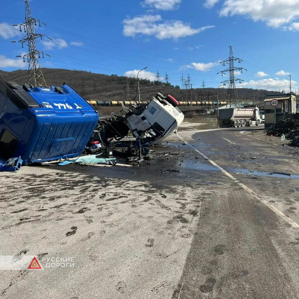 Момент лобового столкновения грузовиков в Новороссийске
