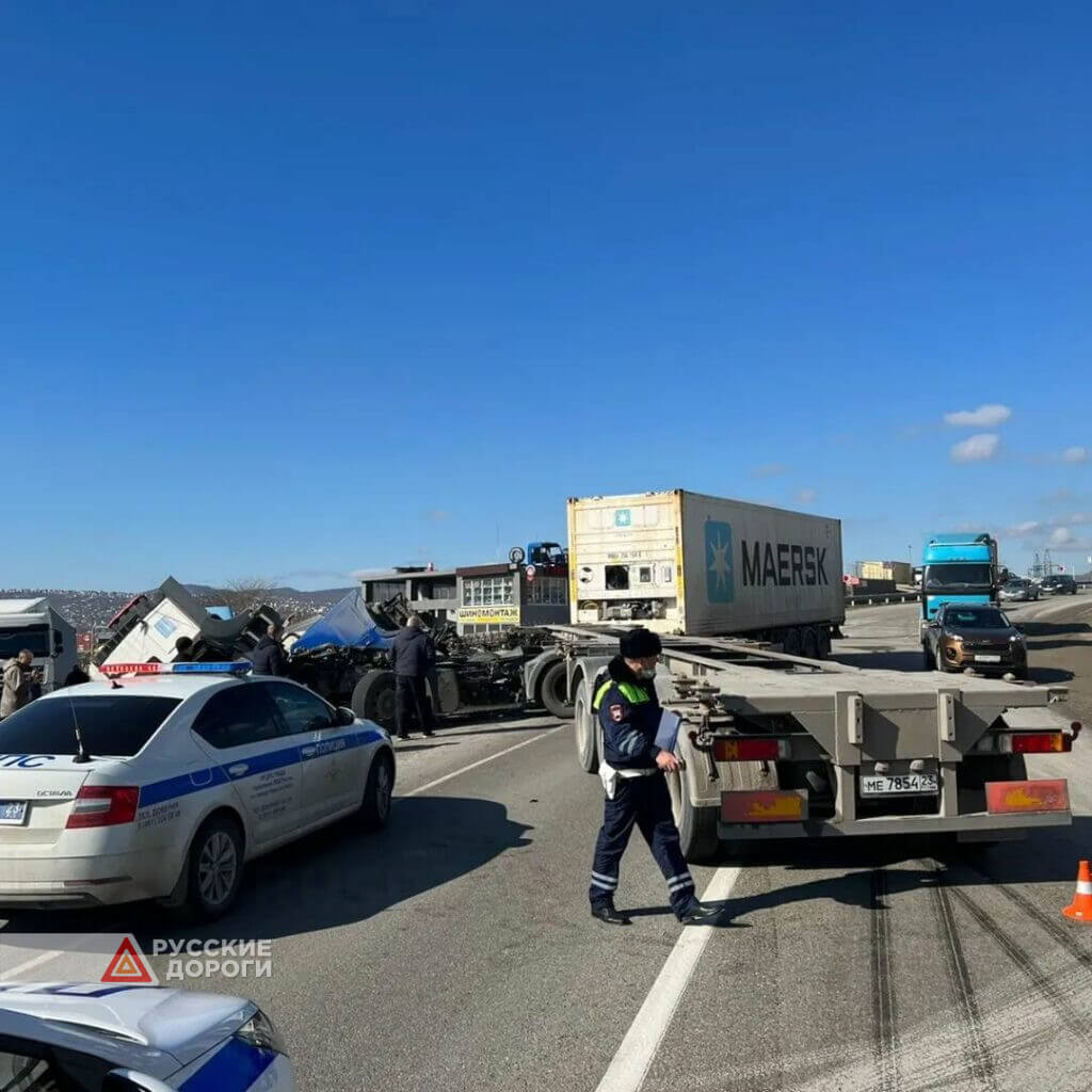 Момент лобового столкновения грузовиков в Новороссийске