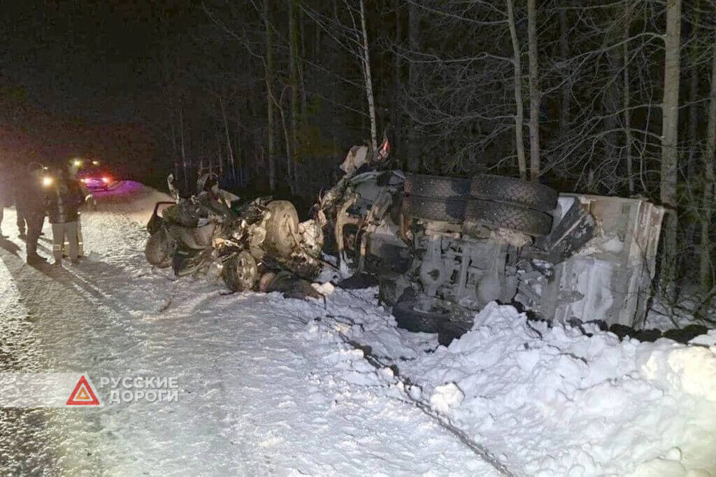 Трое молодых людей погибли под встречным КамАЗом в Красноярском крае