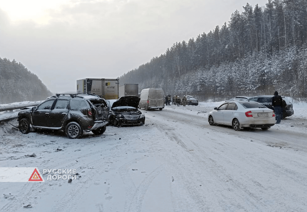 Более 20 автомобилей столкнулись под Екатеринбургом