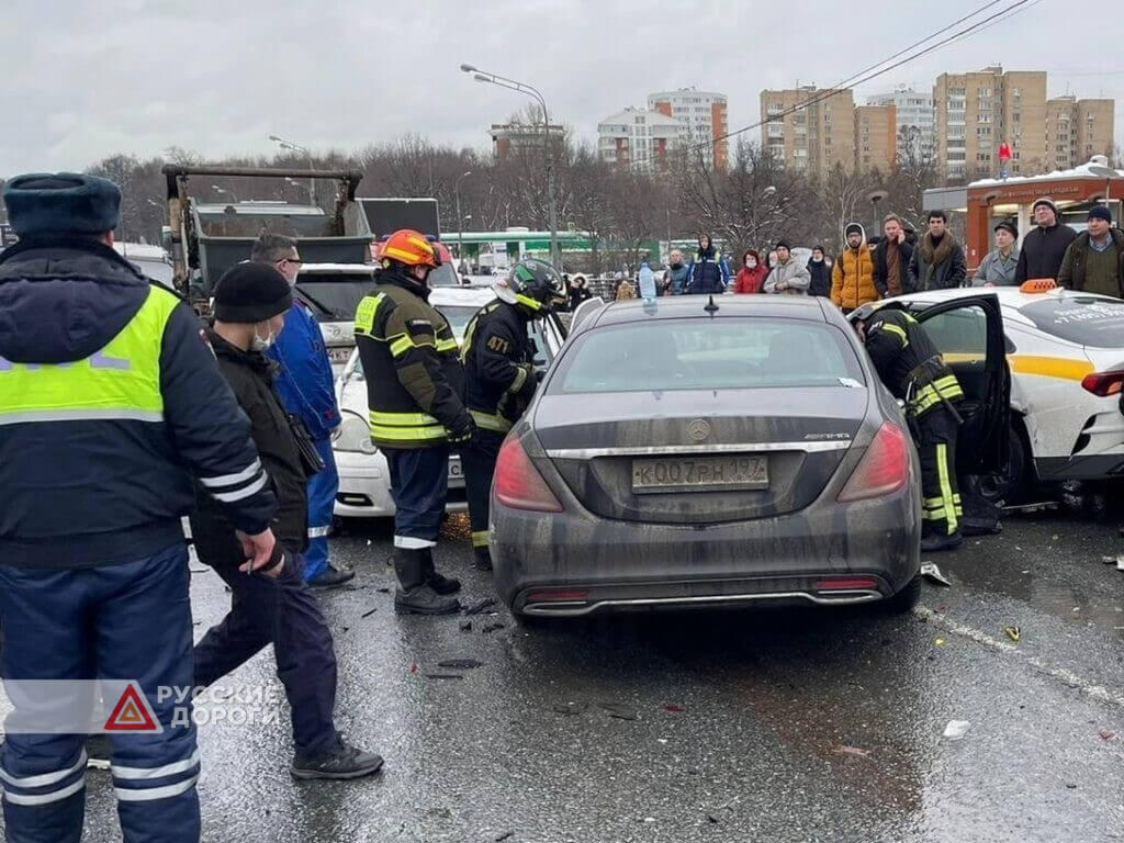 Массовое ДТП произошло на Рублевском шоссе в Москве