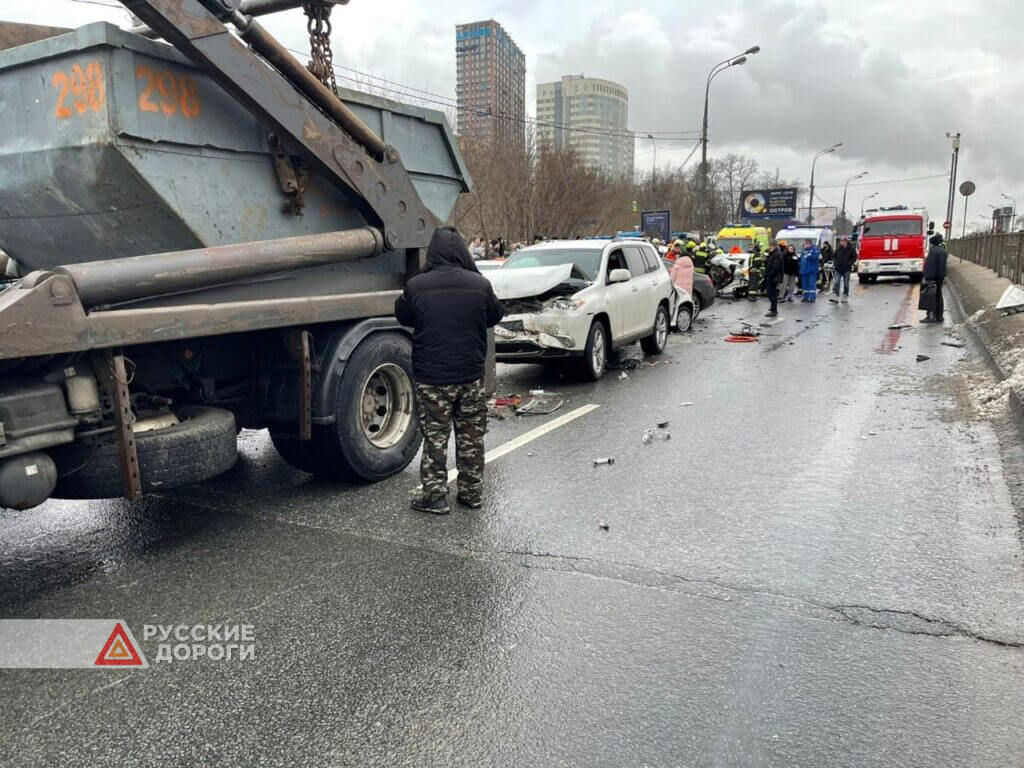 Массовое ДТП произошло на Рублевском шоссе в Москве