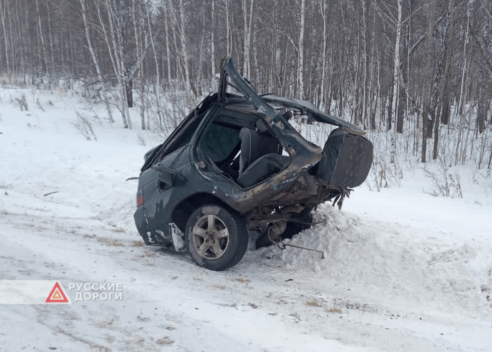 &#171;Ладу&#187; разорвало на части на трассе в Новосибирской области