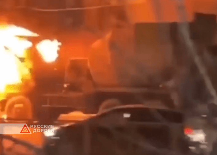 Во Владивостоке горящая бетономешалка смяла два автомобиля