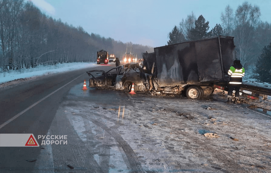 Водитель и пассажирка «Рено» разбились на трассе «Сибирь»