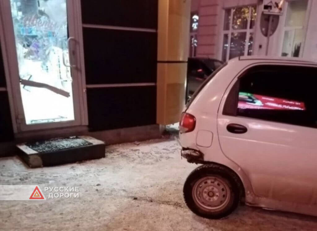 В Екатеринбурге автомобиль сбил пешеходов и врезался в автомобиль