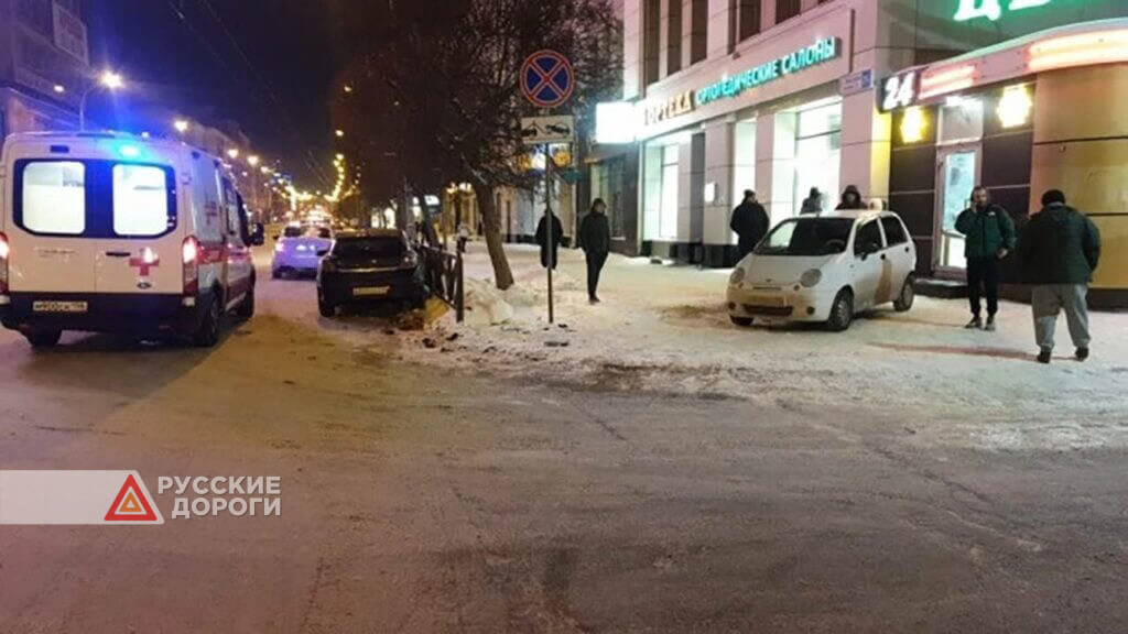 В Екатеринбурге автомобиль сбил пешеходов и врезался в автомобиль