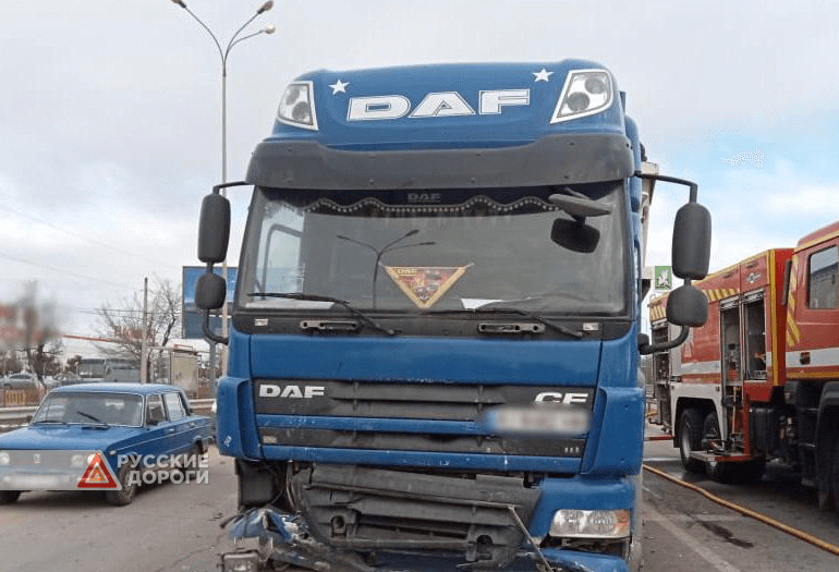 В Одессе грузовик смял два легковых автомобиля