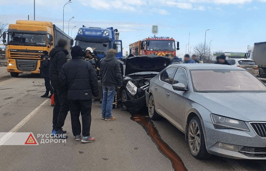 В Одессе грузовик смял два легковых автомобиля
