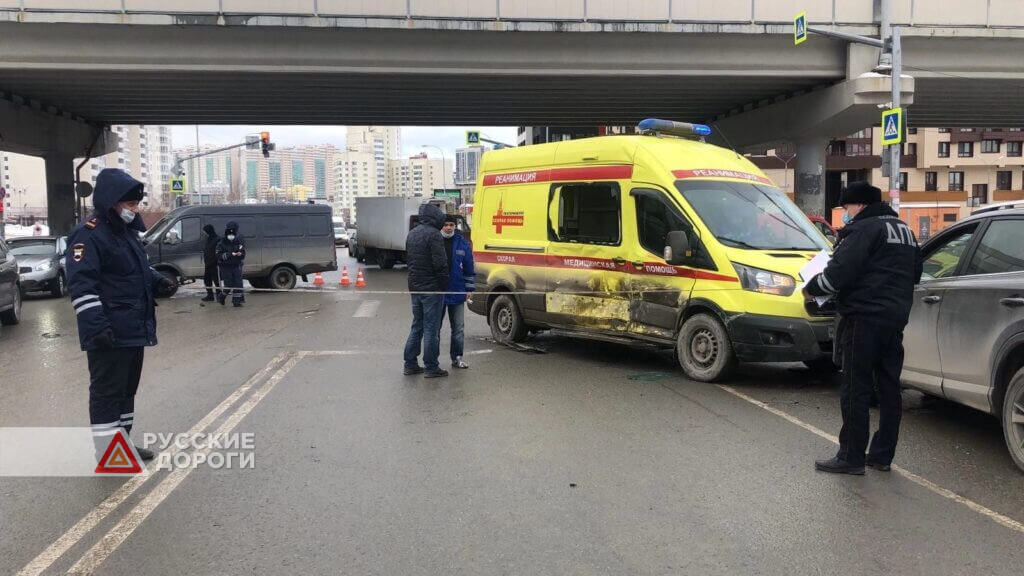 В Екатеринбурге скорая сбила пешехода