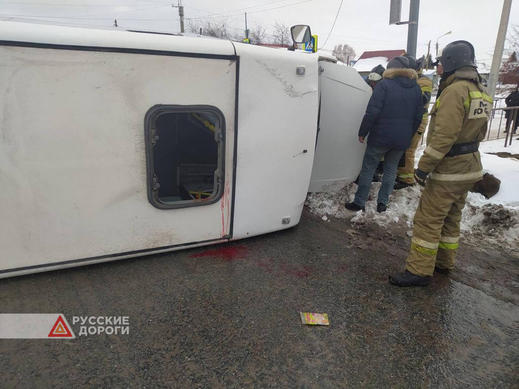 В Ялуторовске пенсионер на УАЗе пошел на таран маршрутки