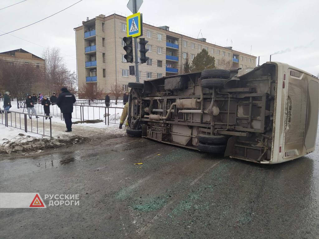 В Ялуторовске пенсионер на УАЗе пошел на таран маршрутки