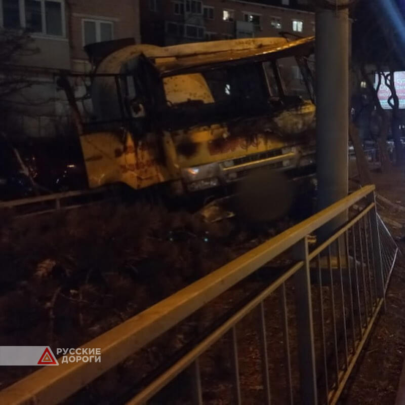 Во Владивостоке горящая бетономешалка смяла два автомобиля