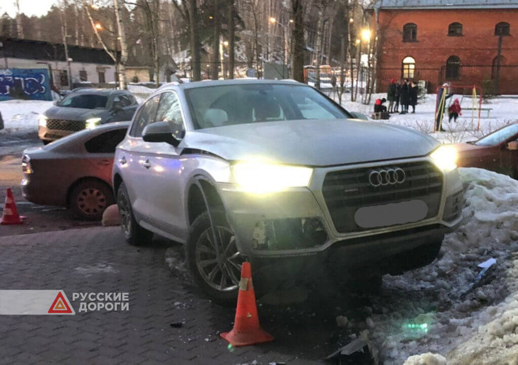 Во Всеволожске женщина на Audi сбила двоих детей