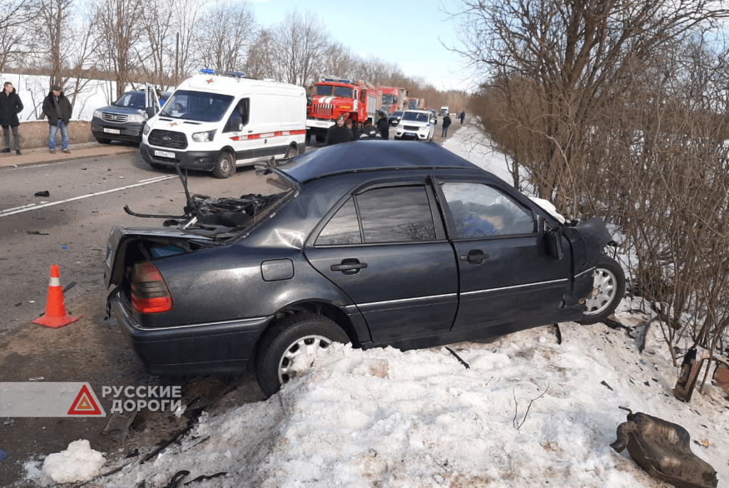 Трое разбились в ДТП в Ленинградской области