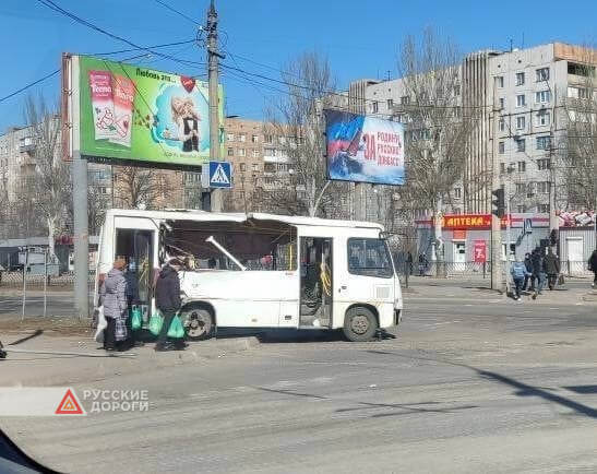 Автобус столкнулся с танком в Донецке