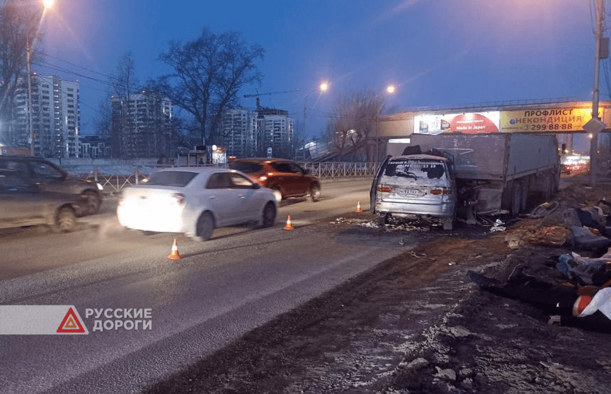 В Новосибирске минивэн столкнулся со стоящим грузовиком