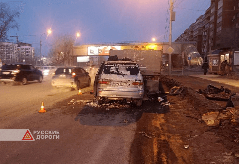 В Новосибирске минивэн столкнулся со стоящим грузовиком