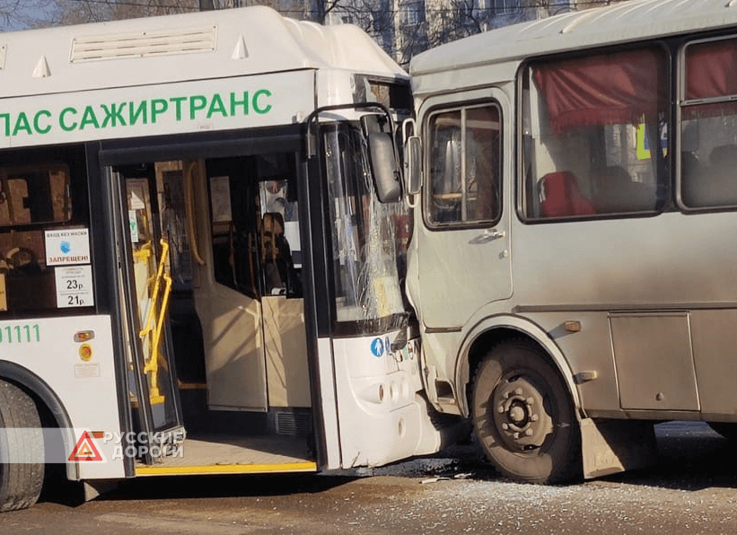 Два автобуса лоб в лоб столкнулись в Воронеже