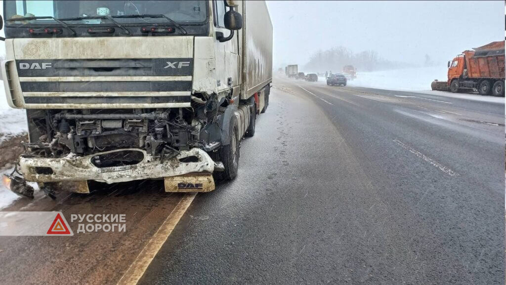 Трое разбились на заснеженной трассе М-5 в Самарской области