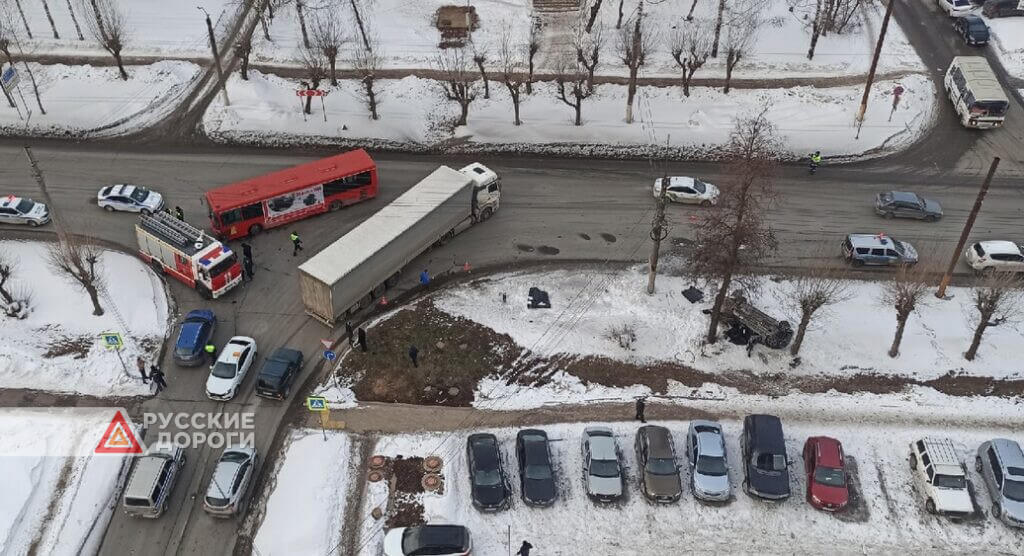 Две девушки погибли в ДТП с автобусом в Кирове. ВИДЕО