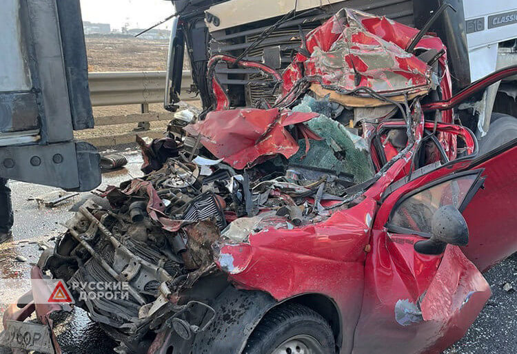 Две фуры смяли Daewoo Matiz на КАД в Петербурге