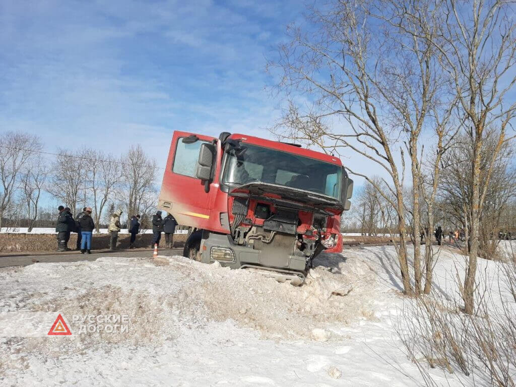 Трое разбились в ДТП в Ленинградской области