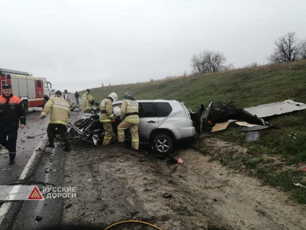 Мужчина и женщина разбились на трассе в Липецкой области