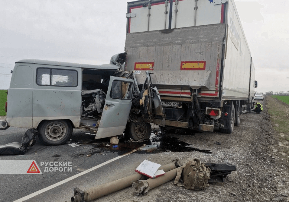 УАЗ столкнулся с фурой в Саратовской области