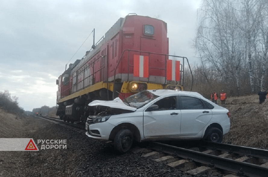 «Лада Веста» столкнулась с поездом в Рязанской области