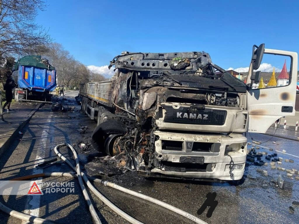 Два грузовика столкнулись и загорелись в Краснодарском крае