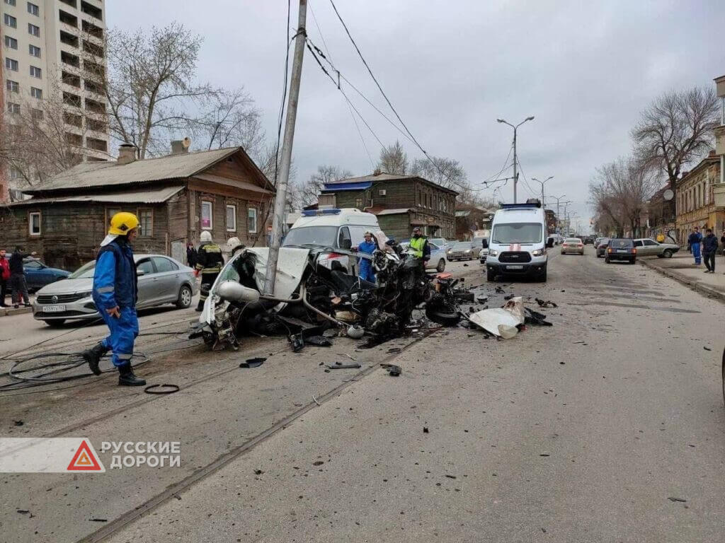 Каршеринговый автомобиль разорвало на части в Самаре