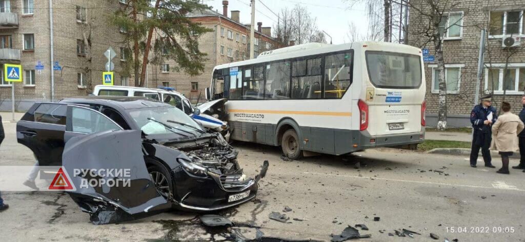 Полицейский УАЗ столкнулся с автобусом и автомобилем в Дубне