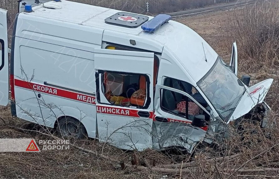 Легковой автомобиль и скорая столкнулись в Кузбассе