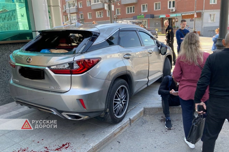 Во Владивостоке Lexus без водителя давил пешеходов