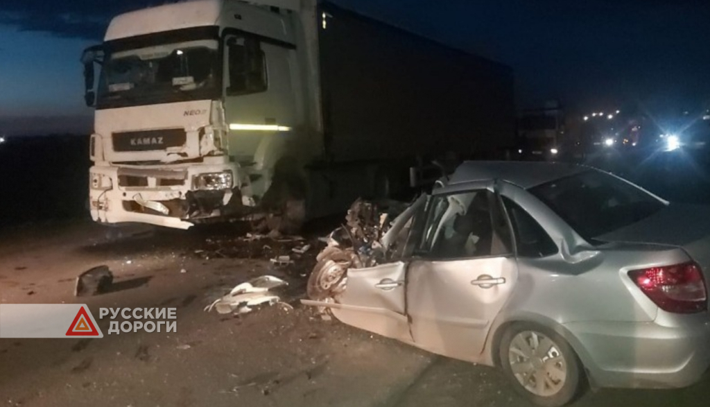 Трое молодых людей погибли под встречным грузовиком в Башкирии