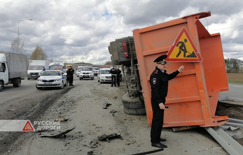 В Екатеринбурге фура сбила дорожных рабочих