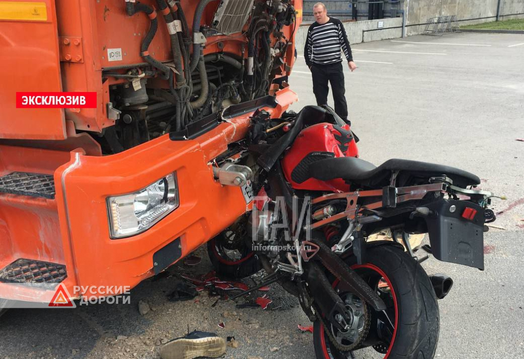 Мотоцикл столкнулся с грузовиком под Псковом