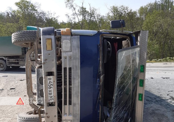 Три грузовика столкнулись на Сахалине