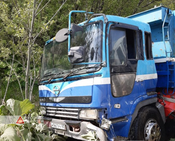 Три грузовика столкнулись на Сахалине