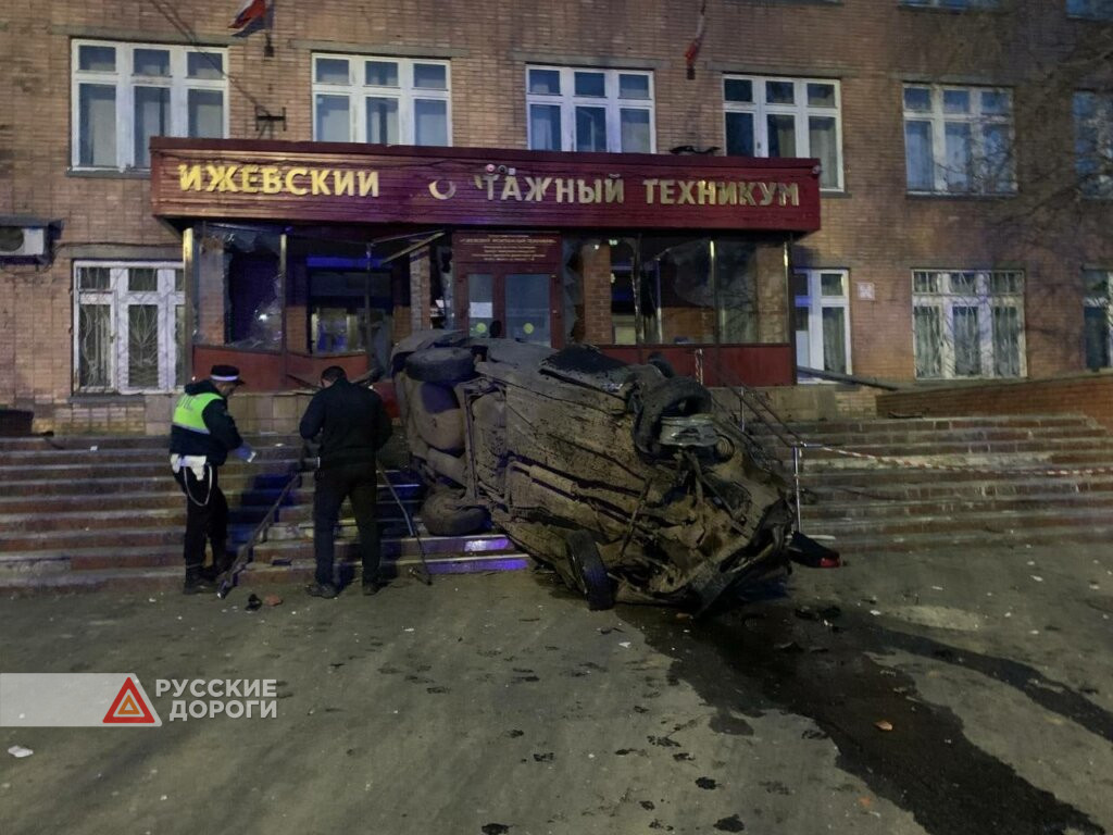 В Ижевске автомобиль врезался в здание Монтажного техникума