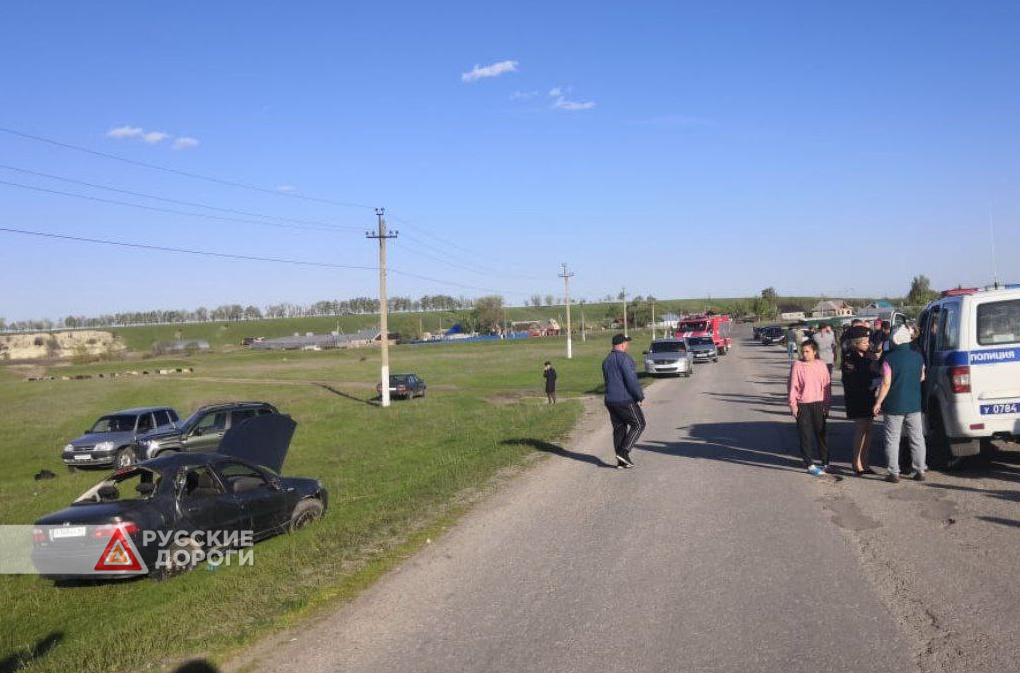 Машина с подростками опрокинулась в кювет в Саратовской области