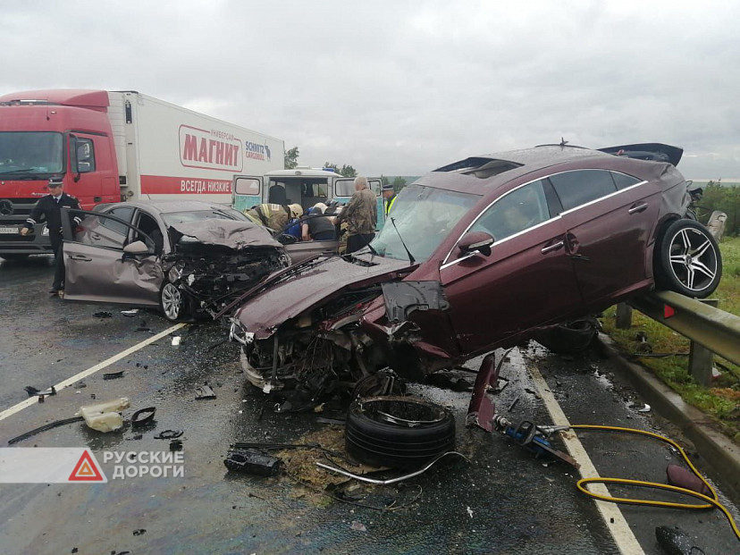Водитель и пассажирка «Мерседеса» погибли в Саратовской области