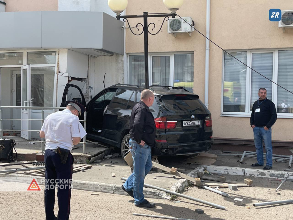 В Чебоксарах BMW врезался в стену здания